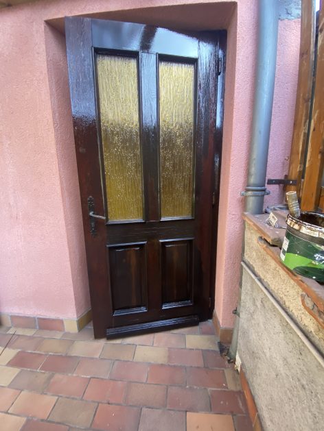 Ponçage et application de lasure sur porte et volets d’une maison à Ribeauvillé proche de Bergheim